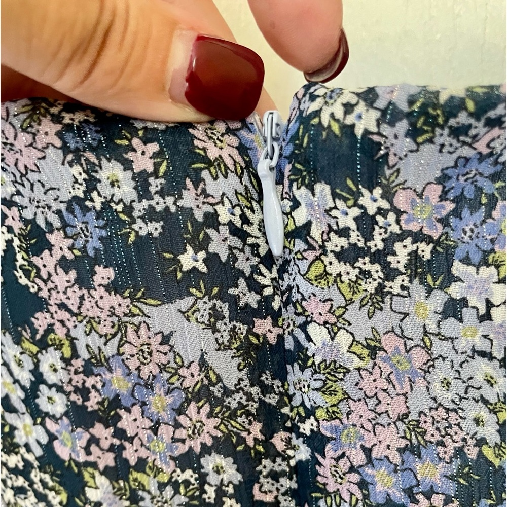 BCBG BABYDOLL FLORAL DRESS,MINI LENGTH, SIZE 6. BALLOON SLEEVES, SQUARE NECKLINE - Picture 12 of 16